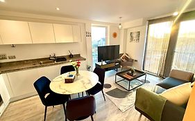 Relaxing 1-Bed Flat In Salford With Street Parking