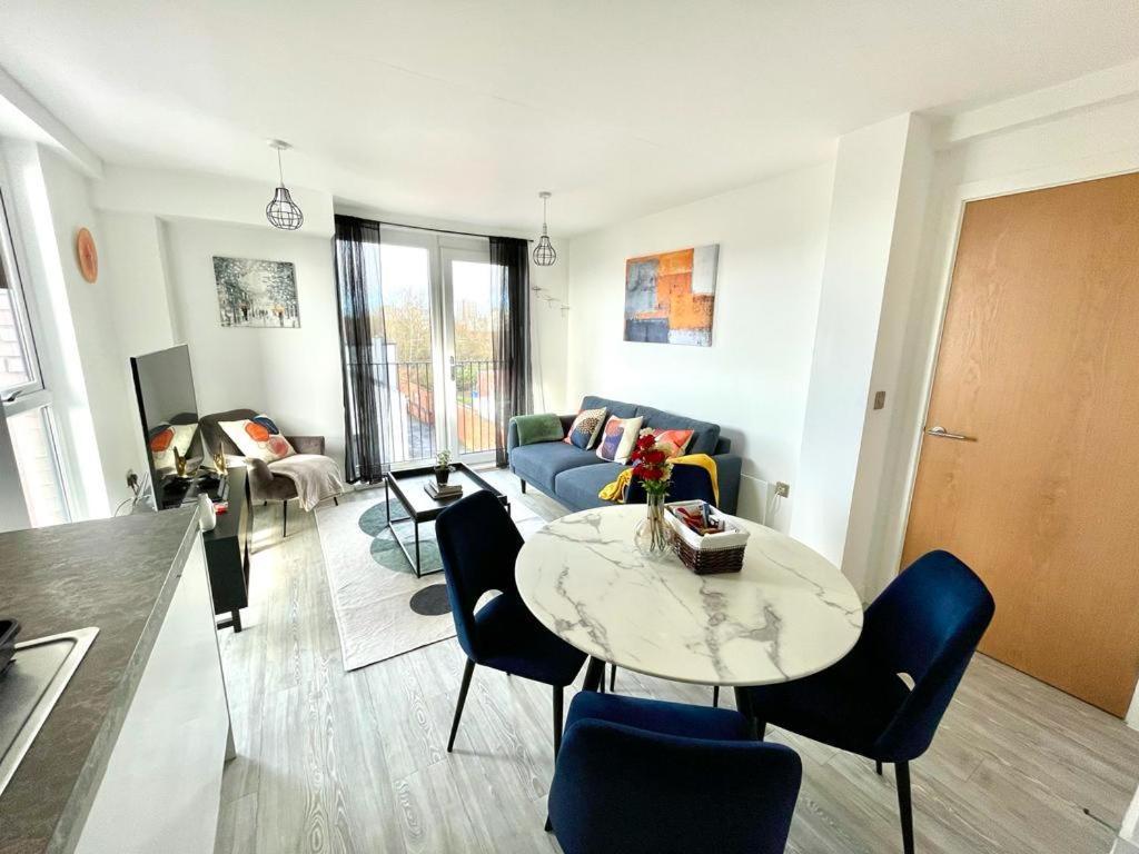 Relaxing 1-Bed Flat In Salford With Street Parking Apartment Manchester Exterior photo