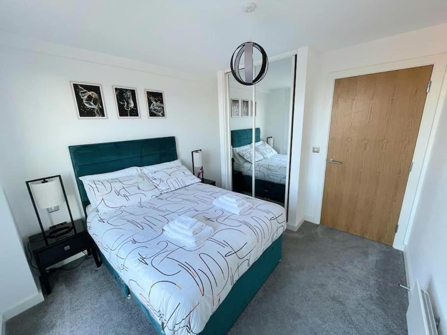 Relaxing 1-Bed Flat In Salford With Street Parking Apartment Manchester Exterior photo